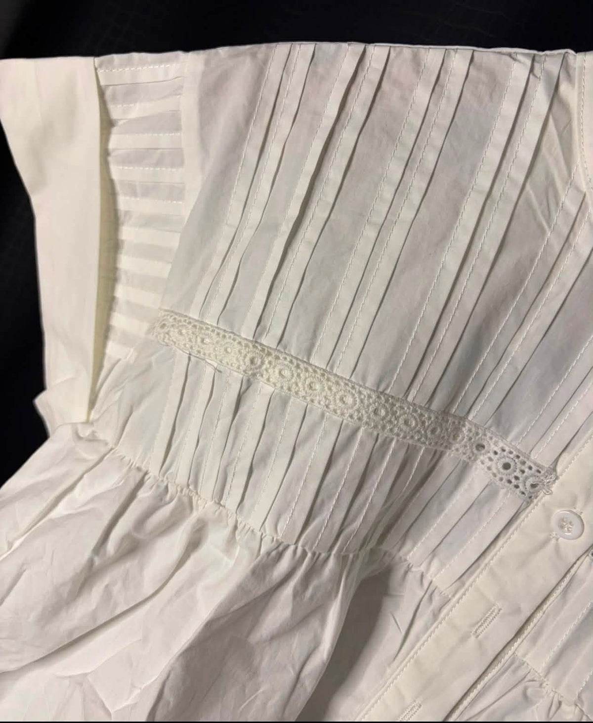 Blouse blanche en coton à broderies ajourées